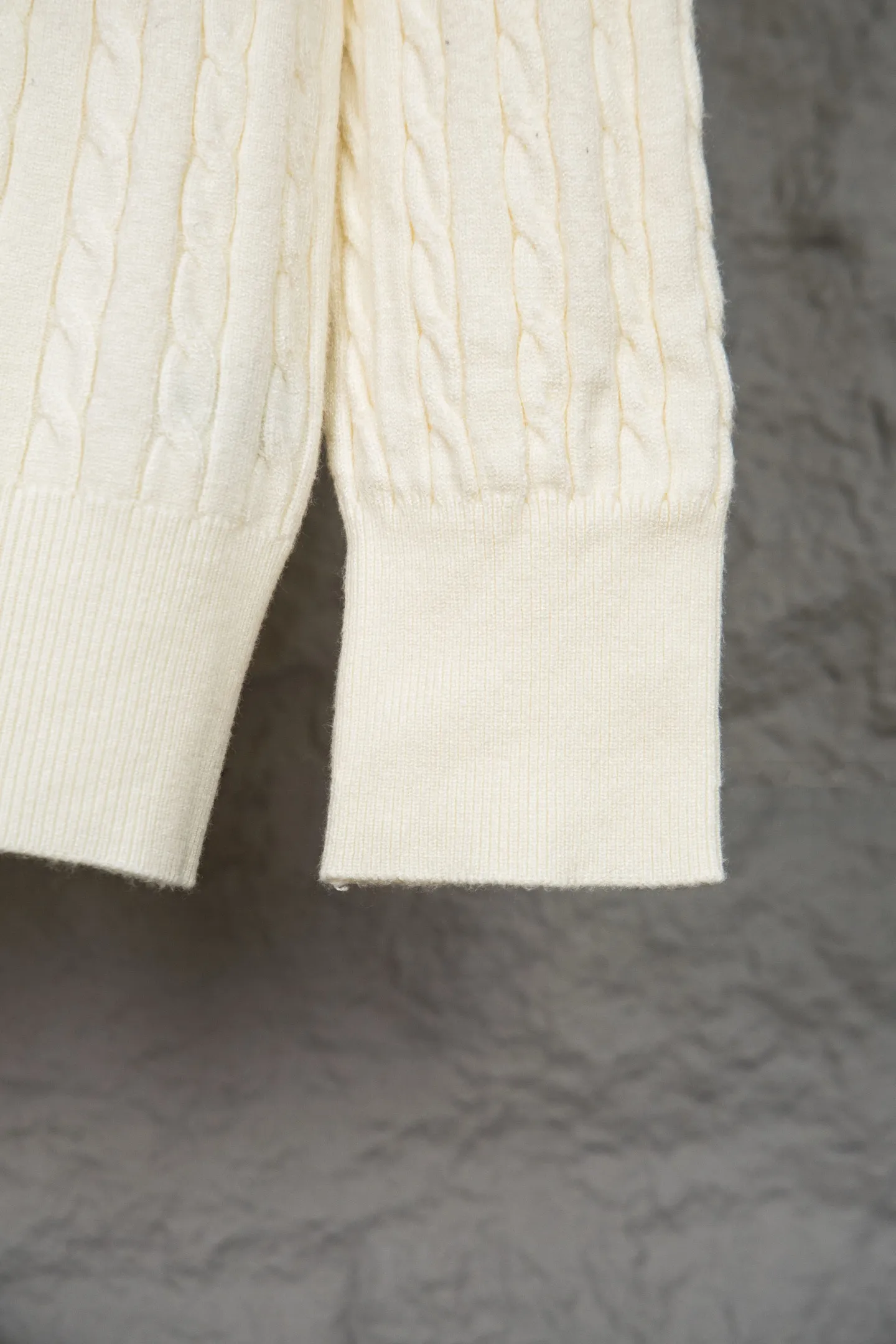 P190 Ralph Lauren Classic Round Neck Solid Color Pony Embroidered Logo Knitted Cardigan Long Sleeve Ralph Lauren Classic Basic Versatile Twist Knitted Cardigan Long Sleeve Main supply platform live broadcast Wholesale entity Replenish when out of stock Not removed from the shelves Quality 1:1 patterning Complete three standards Correct version of pony logo Imported quality cotton yarn Focus on high-end Cost-effective Good quality Needless to say Zhao Lusi's same style is really amazing, so sweet I'm so beautiful. This cardigan is really good-looking. It's simple and easy to wear. It's a must-have for goddess ootd. Good-looking clothes are never picky. A must-have in the wardrobe of goddesses. Size: S-XL. Color: black, apricot, gray, navy, red, white.